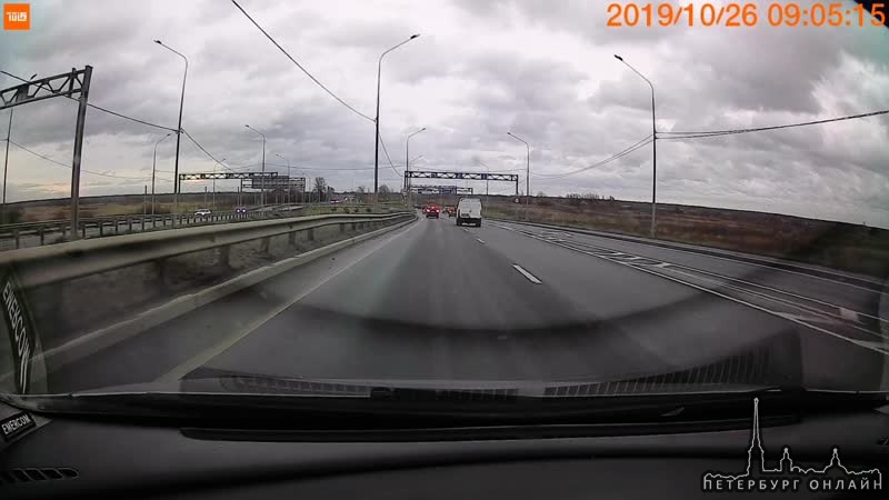 Одинокое ДТП на путепроводе Красносельского шоссе. Похоже не определился с маршрутом и в итоге пот...
