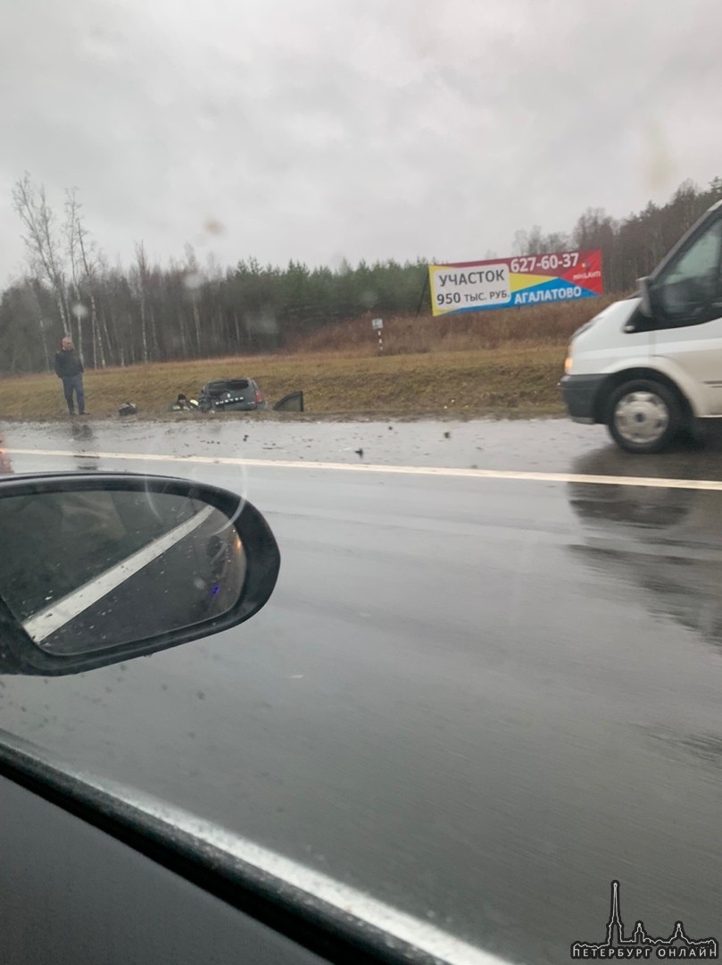 Renault Дастер не справился с поворотом на мокрой дороге на Новоприозерском шоссе в сторону города, пос...