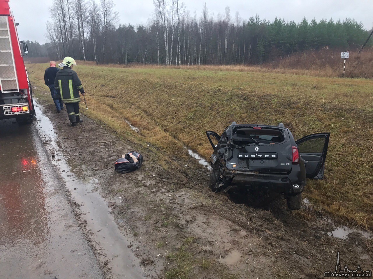 Renault Дастер не справился с поворотом на мокрой дороге на Новоприозерском шоссе в сторону города, пос...