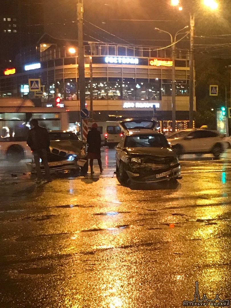 Авария на Приморской, где пересекаются две улицы: Наличная и Одоевского.