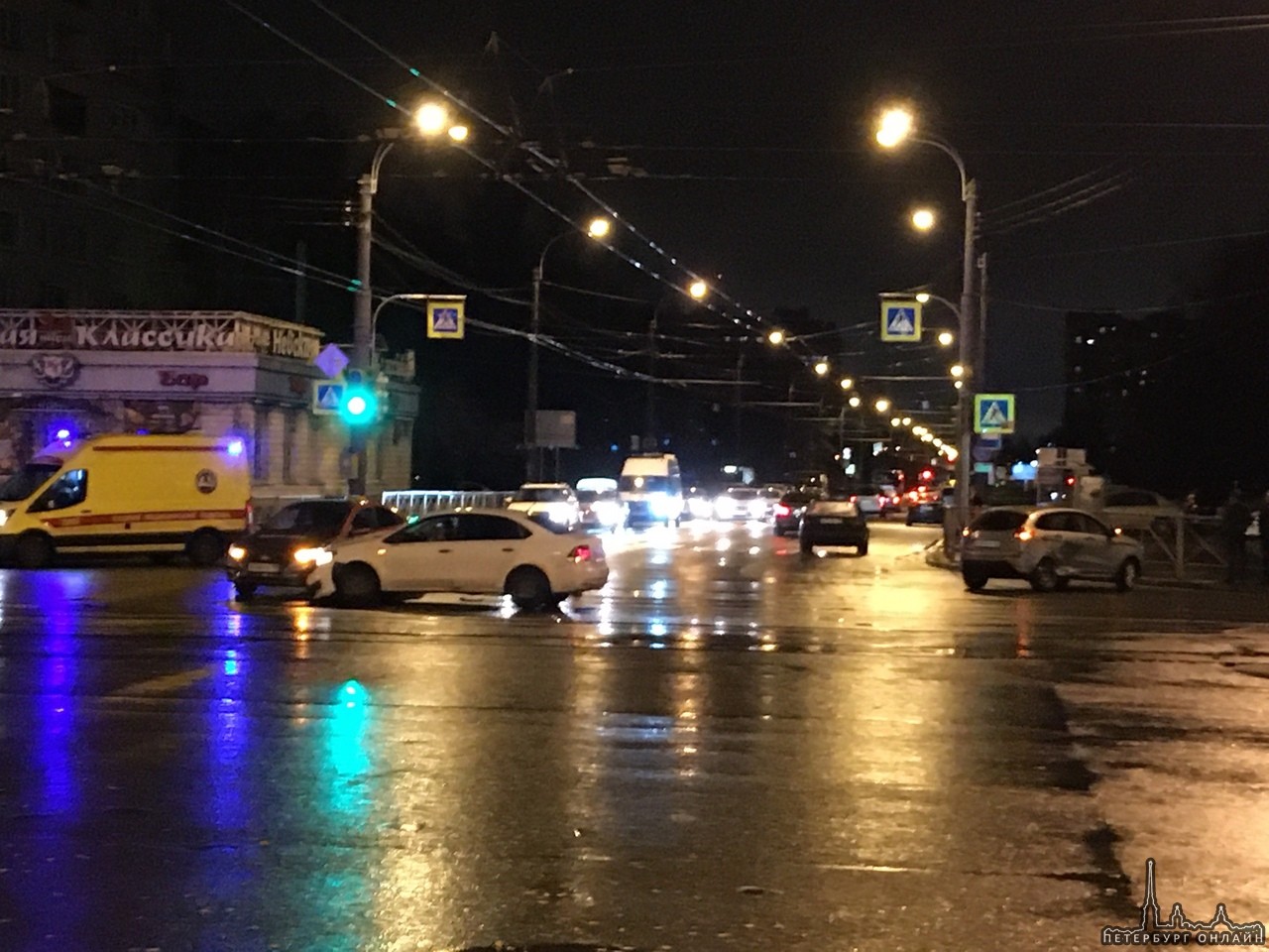 Три машины столкнулись на пересечении Будапештской и Димитрова.