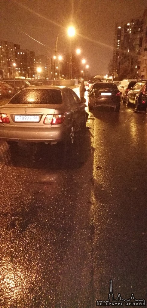 На улице Верности, в районе дома 7к2, водитель с признаками САО устроил ДТП, закрыл машину и ушел.