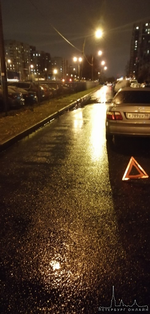 На улице Верности, в районе дома 7к2, водитель с признаками САО устроил ДТП, закрыл машину и ушел.