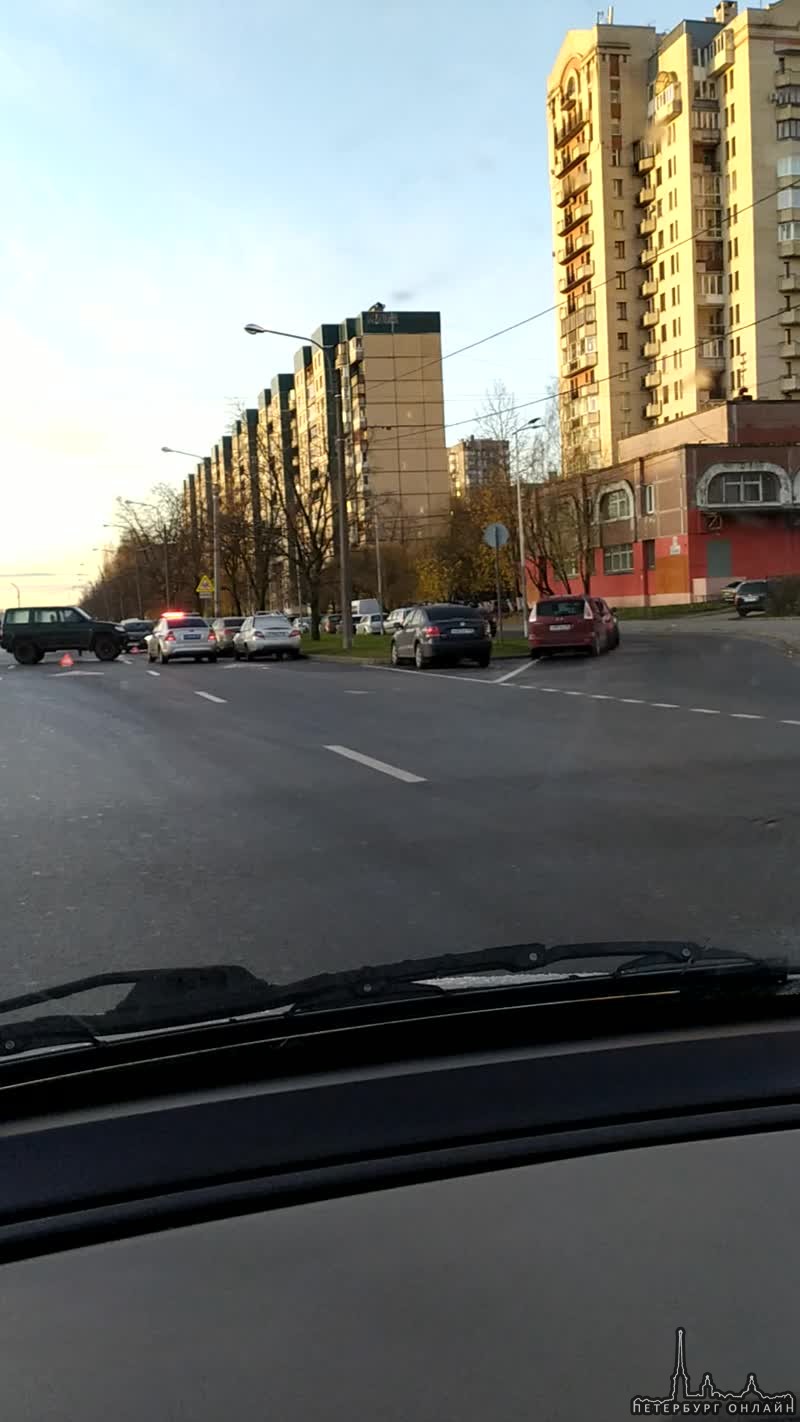 На проспекте Сизова развернуло УАЗ и Киа, для проезда свободна только левая полоса.