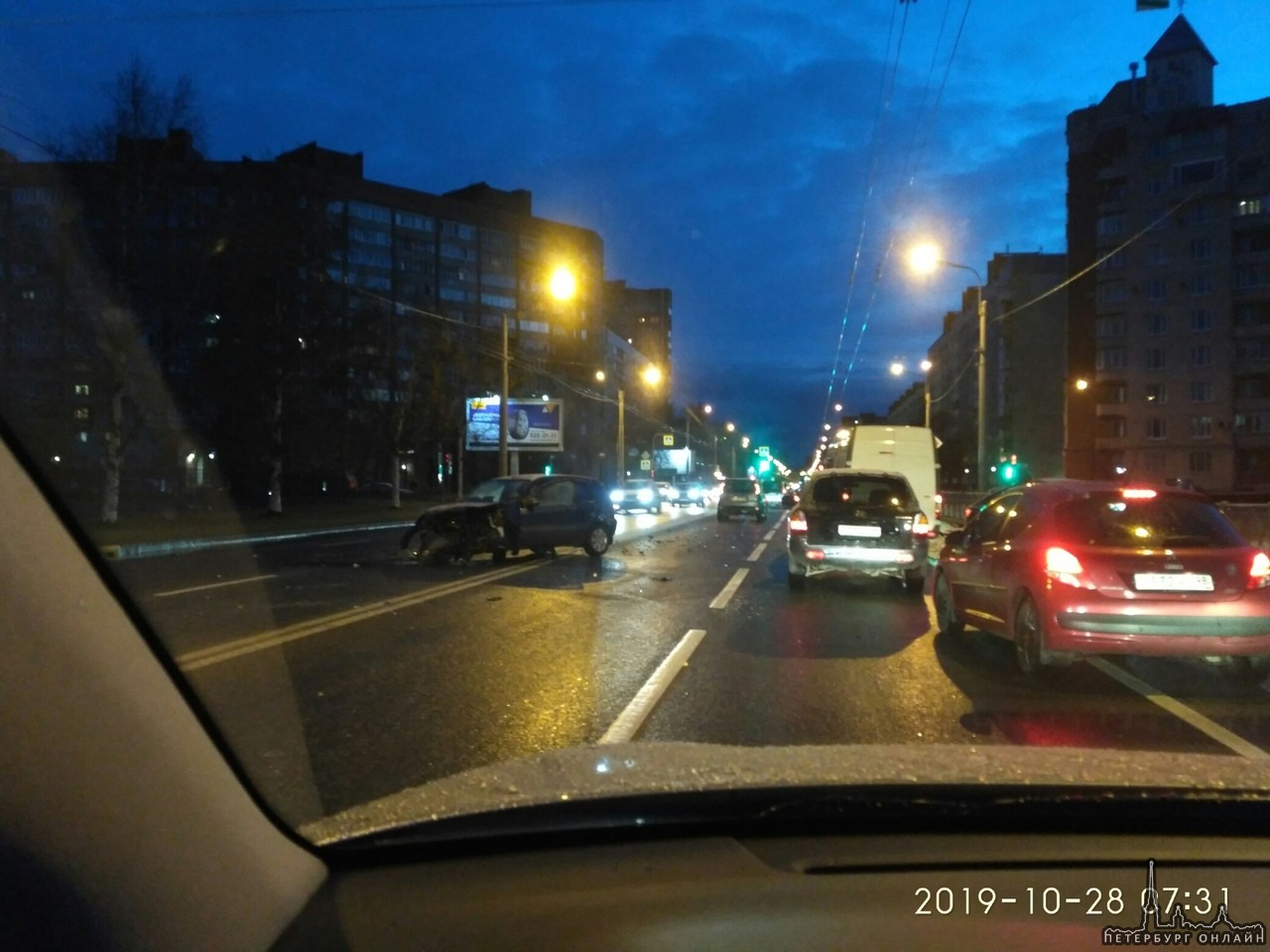 Жутко скользко утром было на Светлановском перед улицей Веденеева