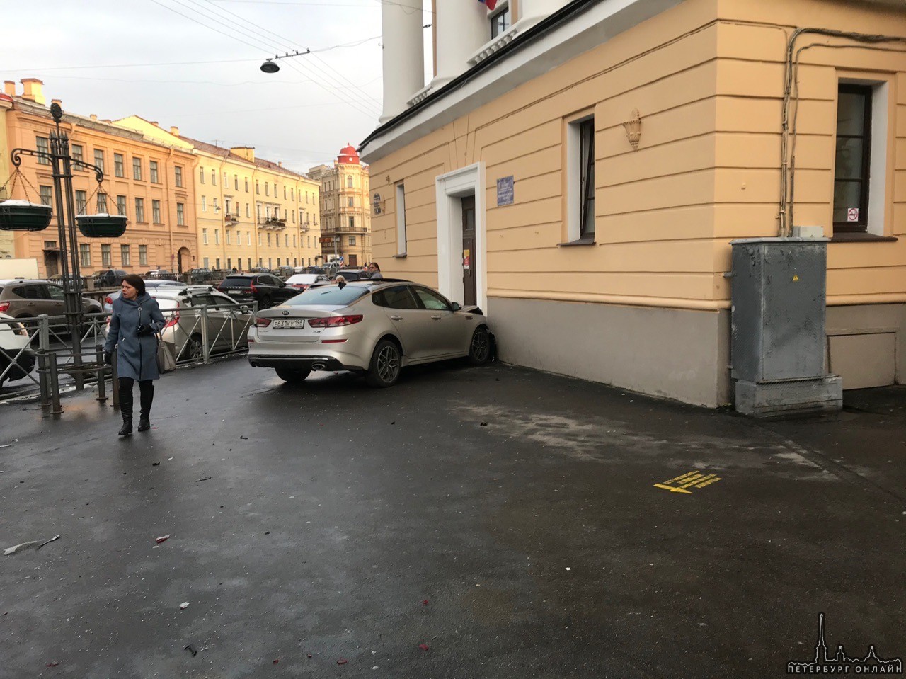На перекрестке Вознесенского и набережной Грибоедова ,таксист ехал по встречной и подбил Киа и она в...