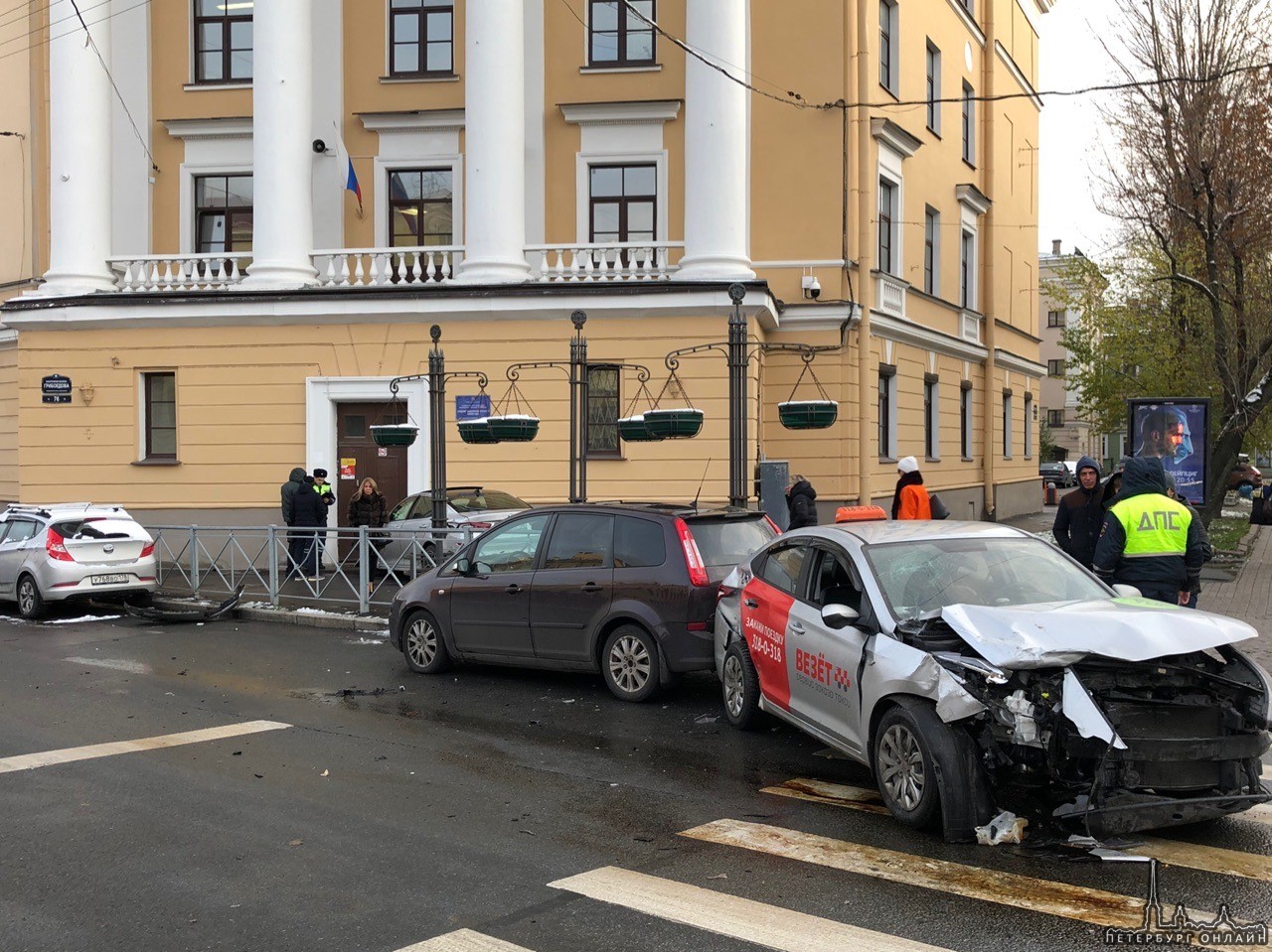 На перекрестке Вознесенского и набережной Грибоедова ,таксист ехал по встречной и подбил Киа и она в...