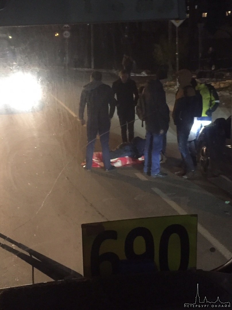 На шоссе в Лаврики 33 сбили парня на пешеходном переходе, живой, скорая приехала и через 5 минут заб...