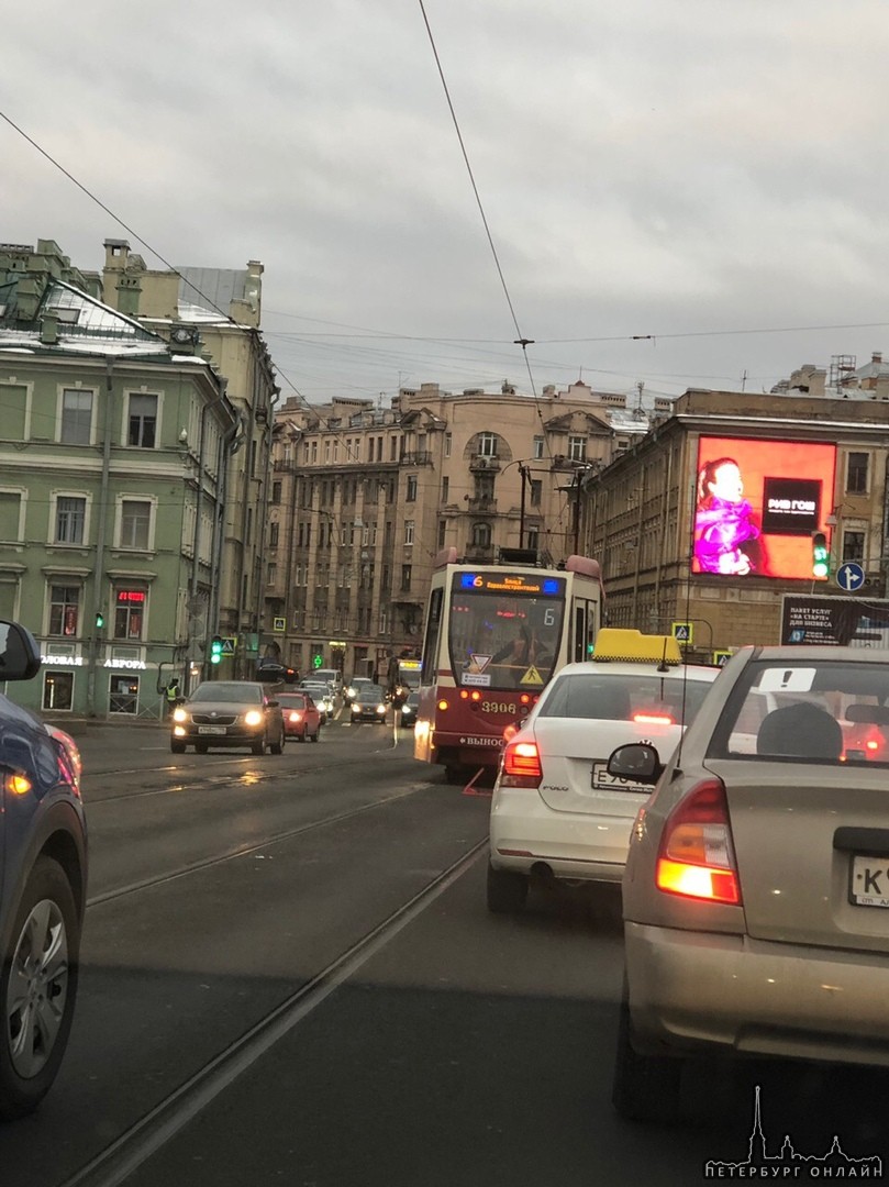 Трамвай и БМВ на Сампсониевском мосту в сторону Куйбышева. Пробке быть.