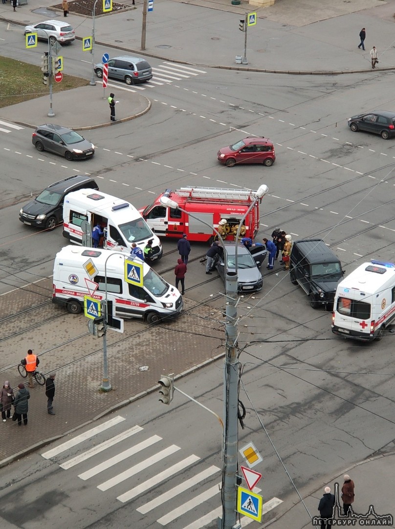 Новости сегодня спб последние происшествия петербург свежие. Столкнулись на перекрестке. ДТП автомобилей на перекрестке. Дорожный транспортьных происшества.