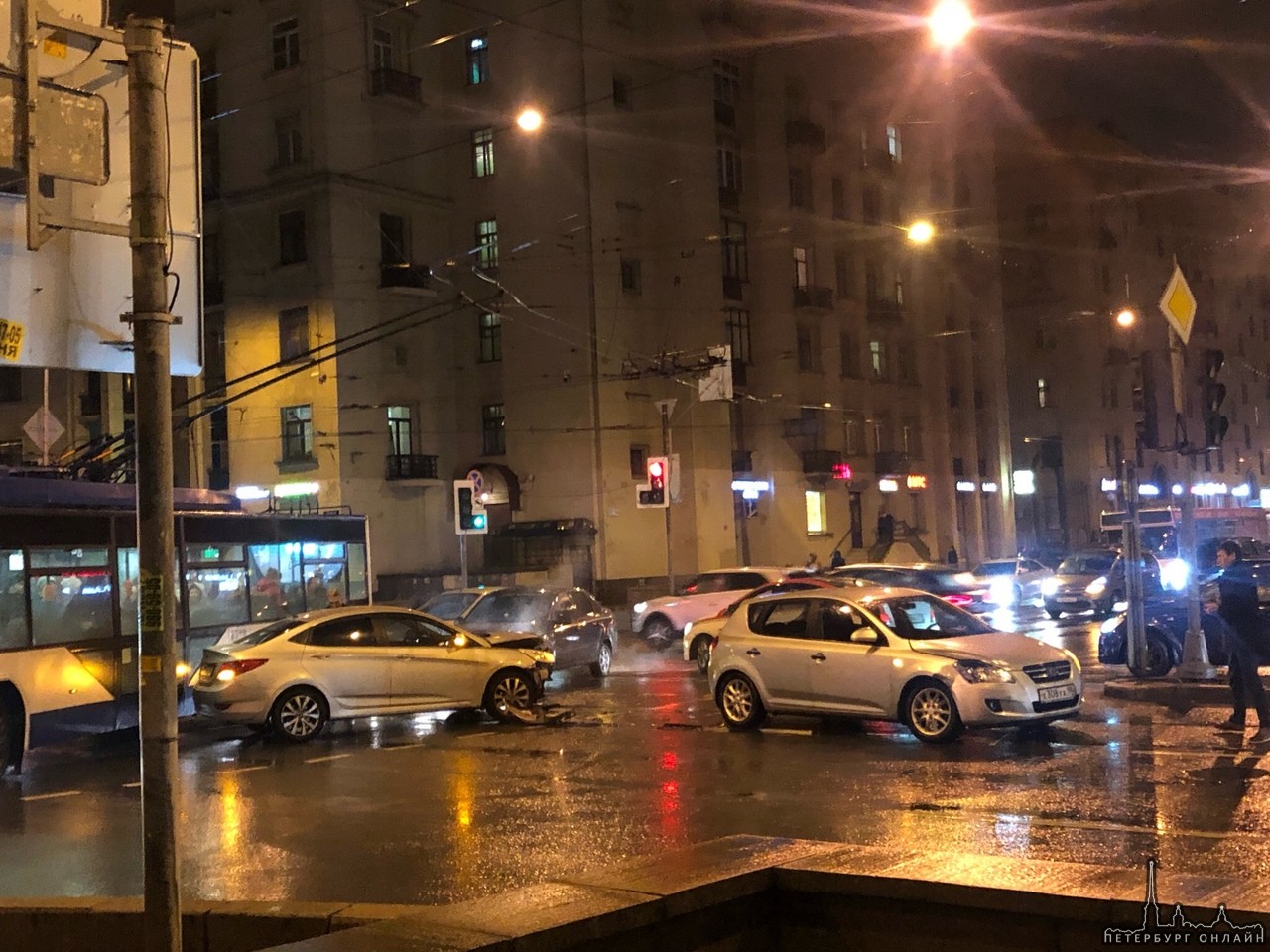 Hyundai Solaris и Киа Сид стукнулись на Бабушкина и Ивановской.