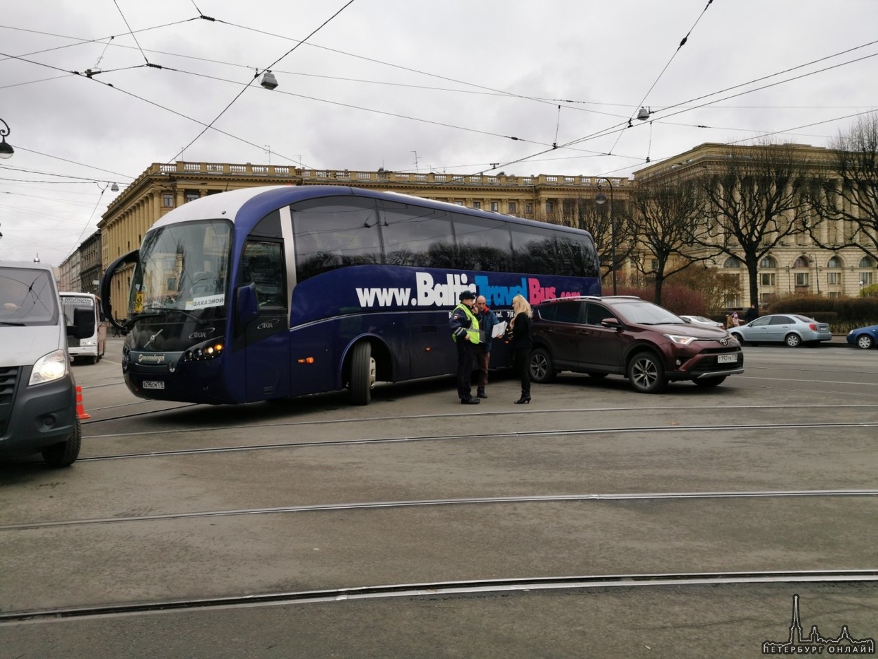 Автобус задел Тойоту на улице Куйбышева