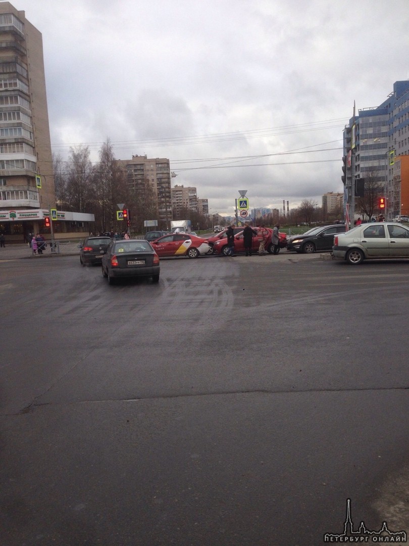 Тройничок с таксистом на перекрёстке Большевиков и Крыленко