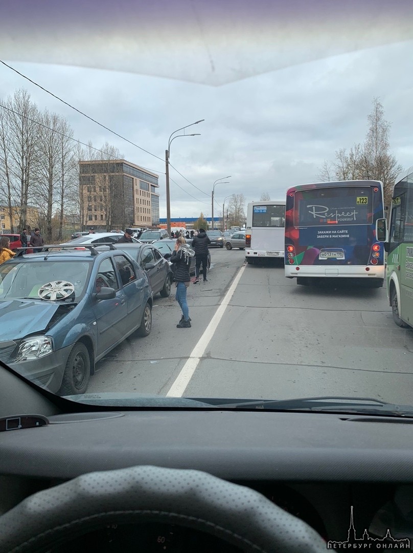 От Магнитогорской к Заневскому авария,к Ладожской проезд блокирован полностью от Ладожской проходной...