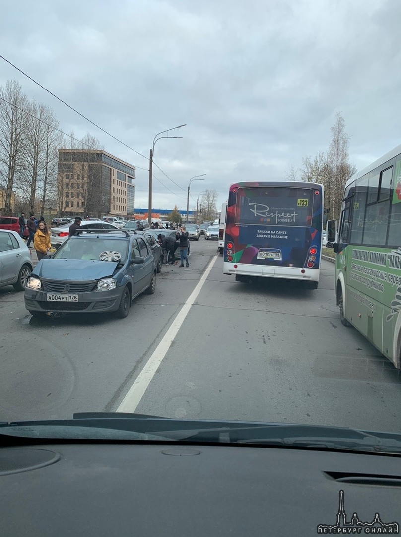 От Магнитогорской к Заневскому авария,к Ладожской проезд блокирован полностью от Ладожской проходной...