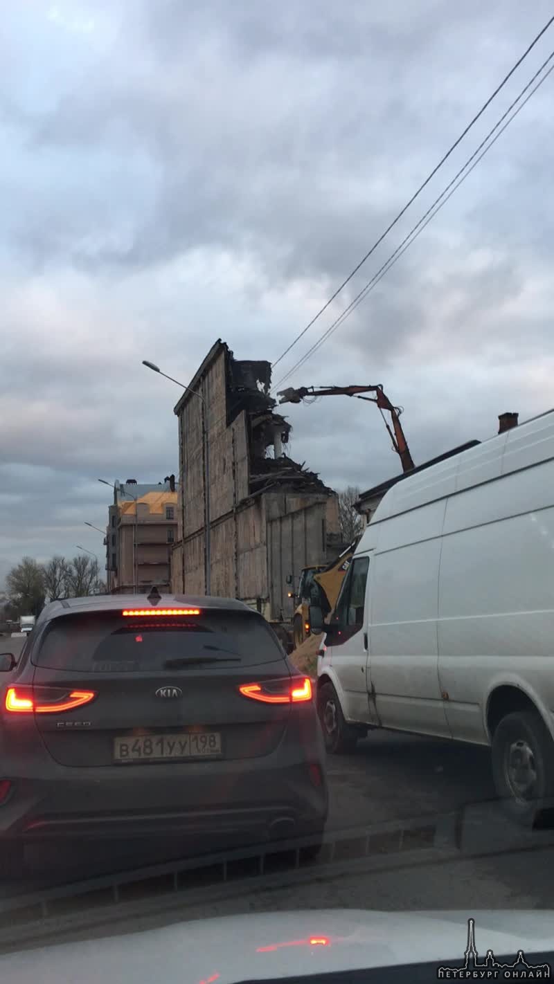 На Черниговской рушат здание.