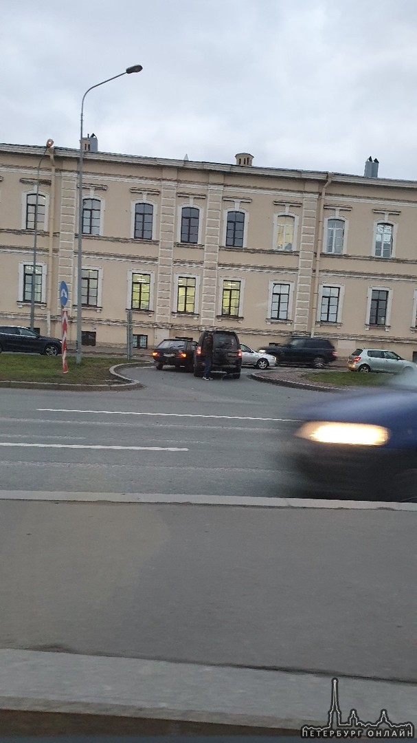 Двое стукнулись и перегородили заезд на Литейный мост с Арсенальной набережной