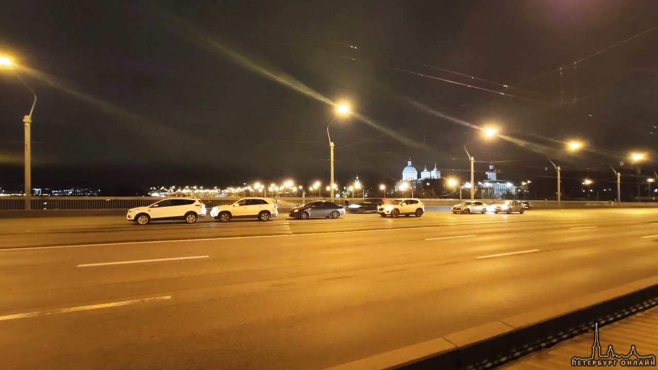 6 машин на мосту Александра Невского.
