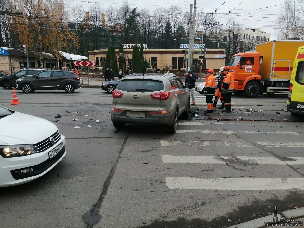 Авария на Трамвайных путях из киа и Фольксвагена, на Перекрестке Гидротехников и Тихорецкого, в стор...