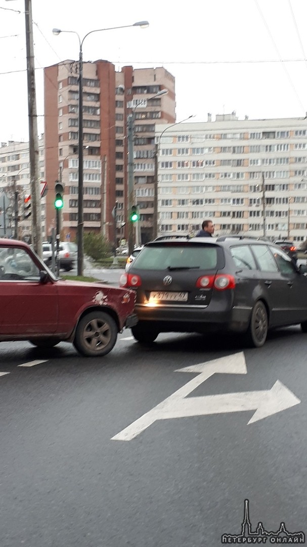 Жигули вьехали в машину на перекрестке Ленинского и Стачек на Кронштадтской площади затор.