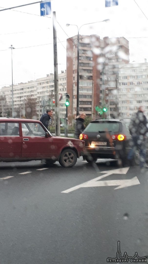 Жигули вьехали в машину на перекрестке Ленинского и Стачек на Кронштадтской площади затор.