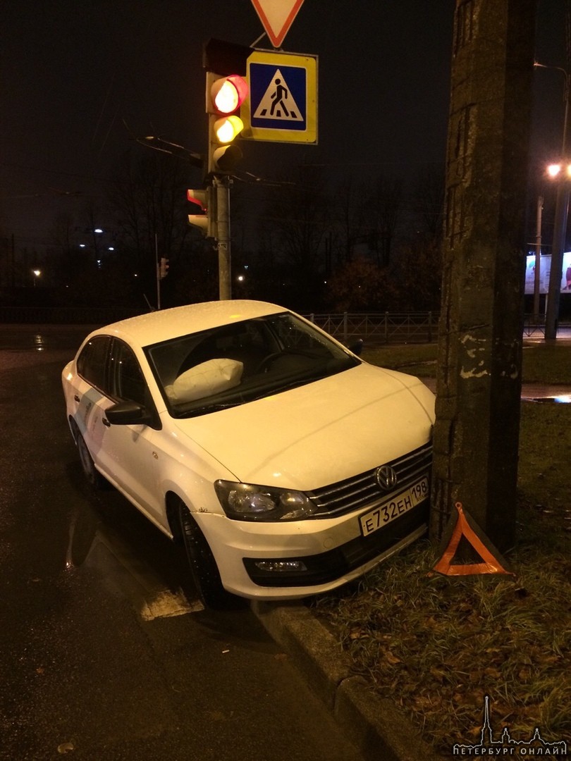 Делимобиль припарковали в столб у перекрестка Фучика и Белградской