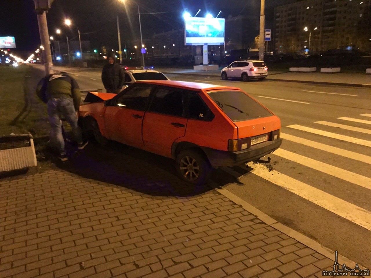 Молодые люди на ВАЗ вошли в отбойник на Суздальском проспекте.