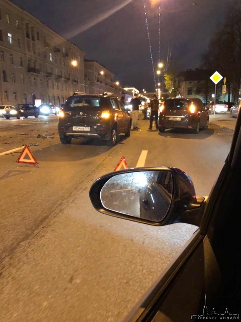 На Стачек после Трефолева ад, 5 или 6 машин, в сторону Кировского объезд по тротуару
