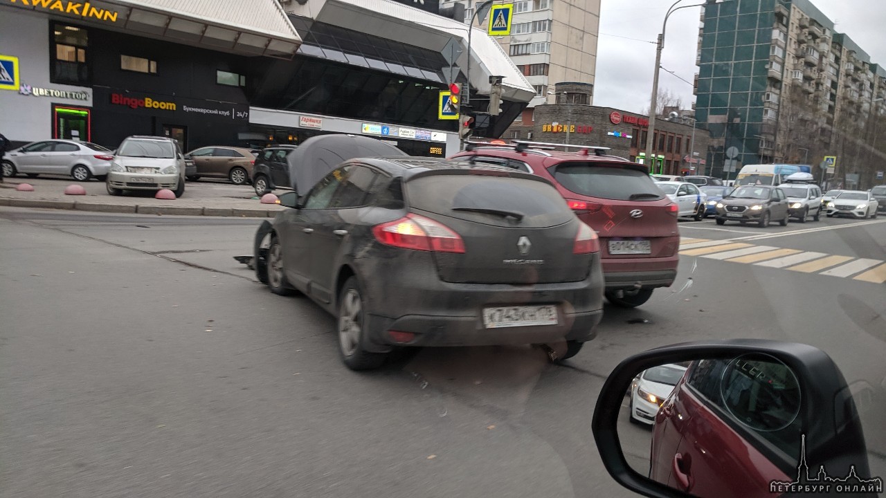 Авария с Hyundai и Renault на углу Маршала Новикова и Испытателей. Неприятная ситуация...