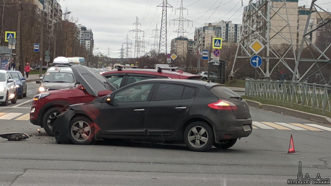Авария с Hyundai и Renault на углу Маршала Новикова и Испытателей. Неприятная ситуация...