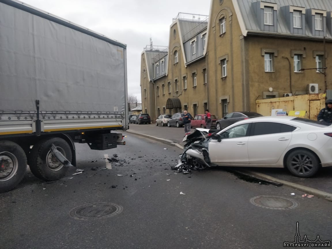 Mazda въехала в фуру, выезжающую от дома 106 на Октябрьскую набережную, все перекрыто.