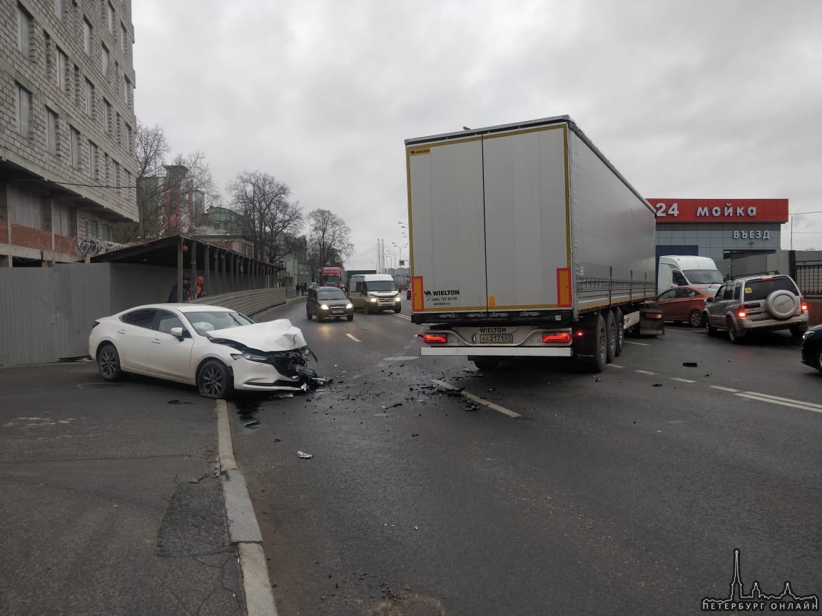 Mazda въехала в фуру, выезжающую от дома 106 на Октябрьскую набережную, все перекрыто.