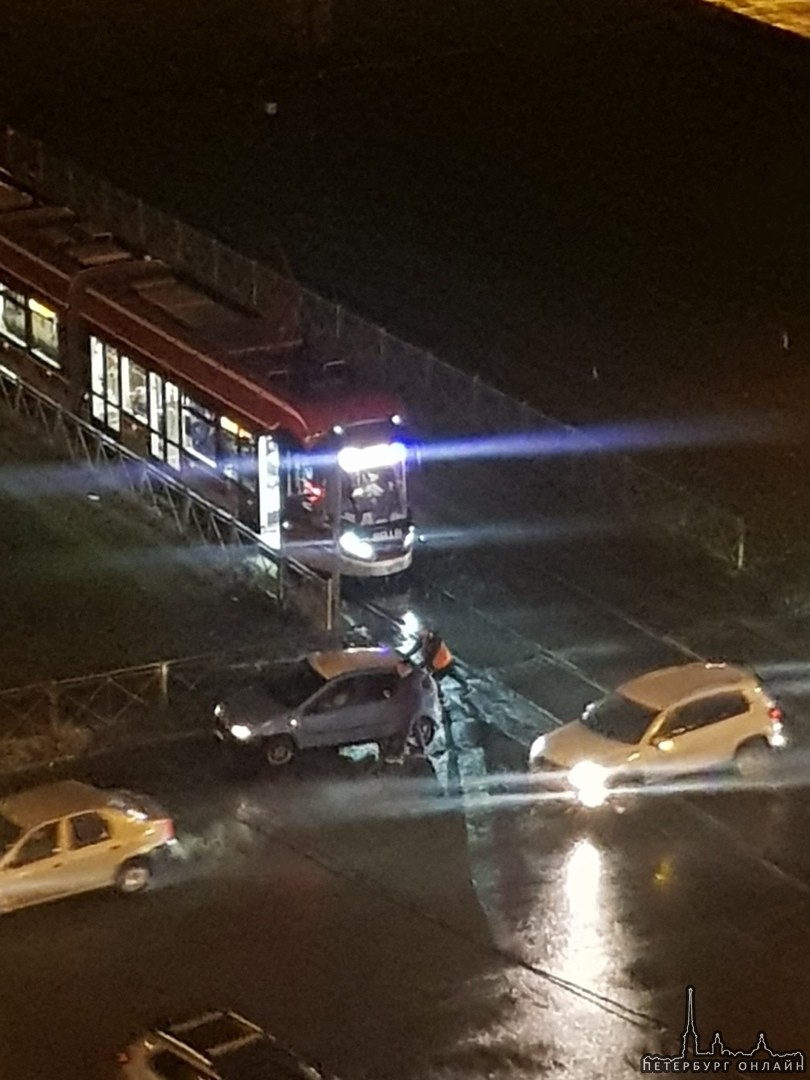 В 18:50 авария на пересечении Десантников и Петергофского шоссе помешала движению трамваев.