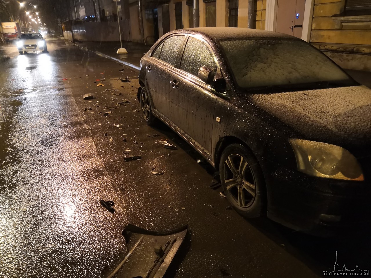 На Днепропетровской улице, д. 35 кто-то протаранил припаркованную машину и скрылся с места ДТП. БОЛЬ...