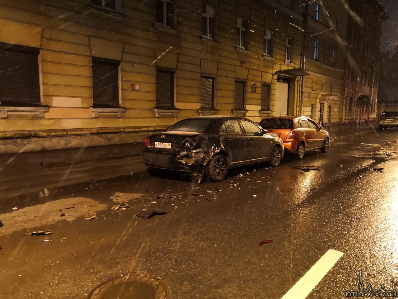 На Днепропетровской улице, д. 35 кто-то протаранил припаркованную машину и скрылся с места ДТП. БОЛЬ...