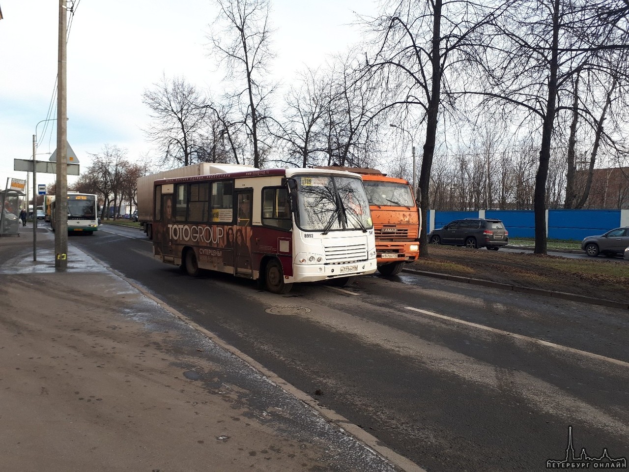 КАМАЗ и маршрутка полностью перекрыли движение по проспекту Большевиков к Октябрьской набережной