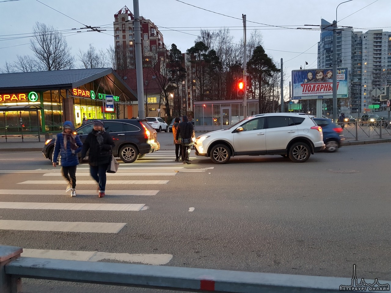 На перекрестке Тореза и Есенина на пешеходном столкнулись 3 автомобиля , один из них поговорив уехал...