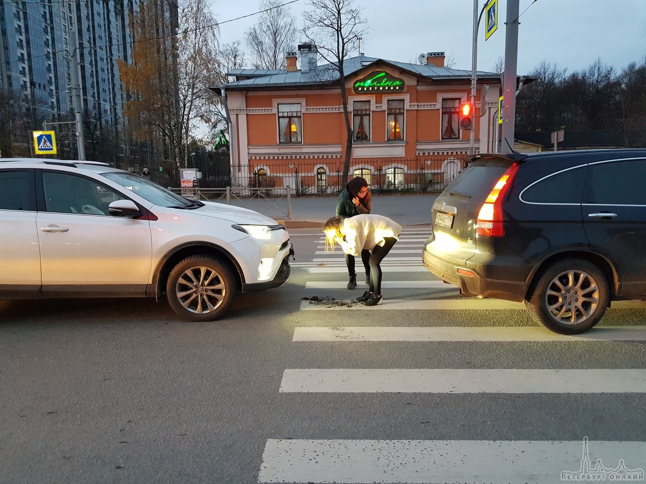 На перекрестке Тореза и Есенина на пешеходном столкнулись 3 автомобиля , один из них поговорив уехал...