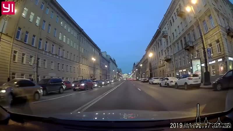 Пешеходы переходят на красный Московский проспект перед Садовой улицей и даже не смотрят по сторонам...