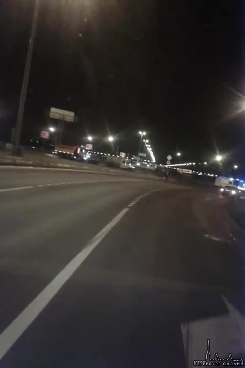 ДТП на круге Софийской улицы ... Двигатель лежит отдельно от машины в 15 метрах, сбит столб... машин...