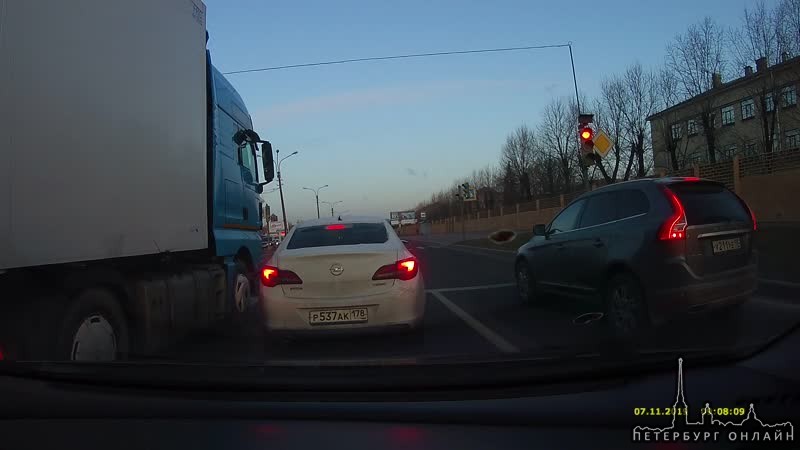 На перекрестке Московского шоссе и Дизельного проезда произошло ДТП с участием Opel Astra и грузовик...