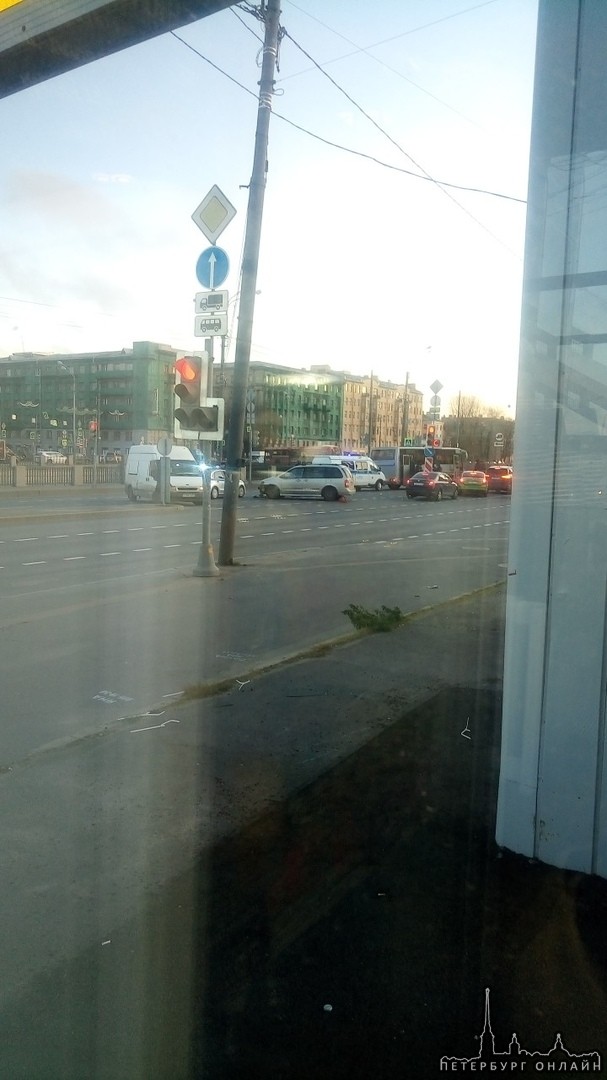 Напротив Варшавского экспресса водитель легковой пропустил ДПС с проблесковыми маячками, а следова...