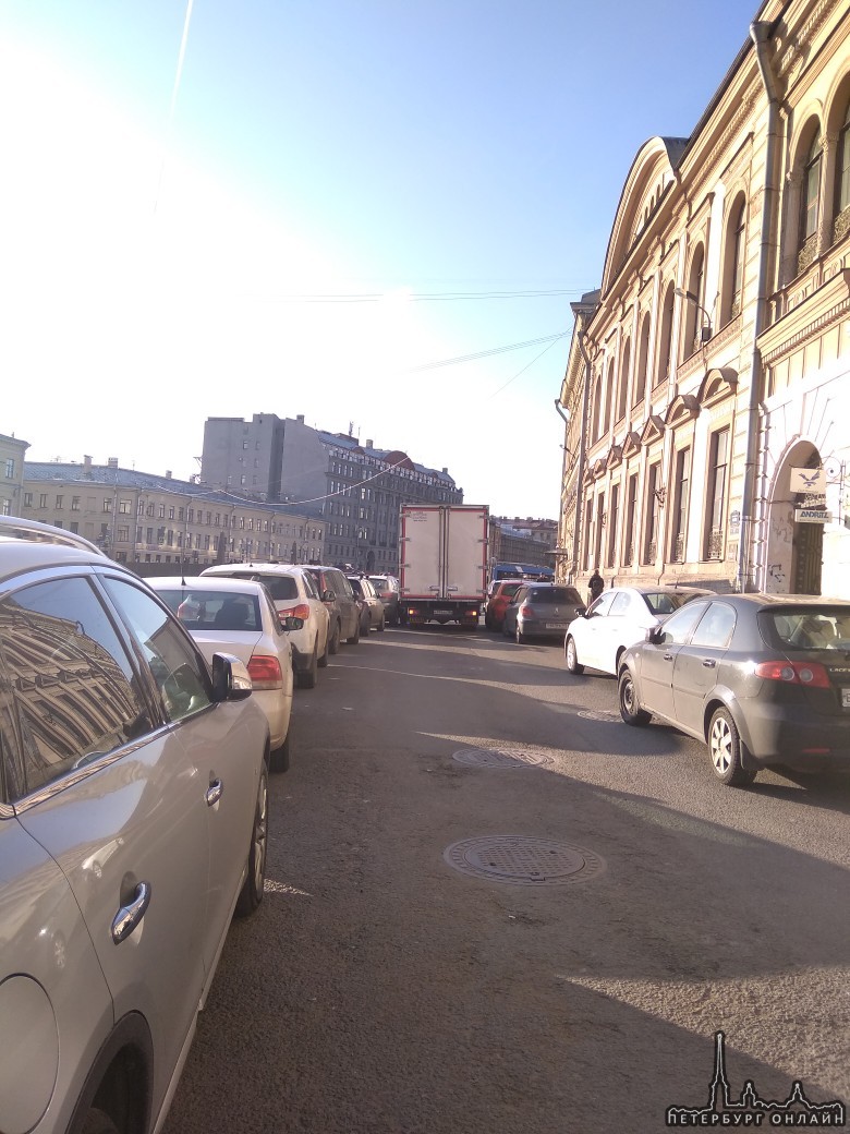 В результате мелкого ДТП перекрыт проезд по набережной реки Мойки от Кирпичного переулка до Горохово...