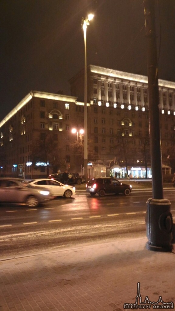Авто каршеринга подрезал темный автомобиль , его выбросило в столб. На Московском проспекте Вроде ж...