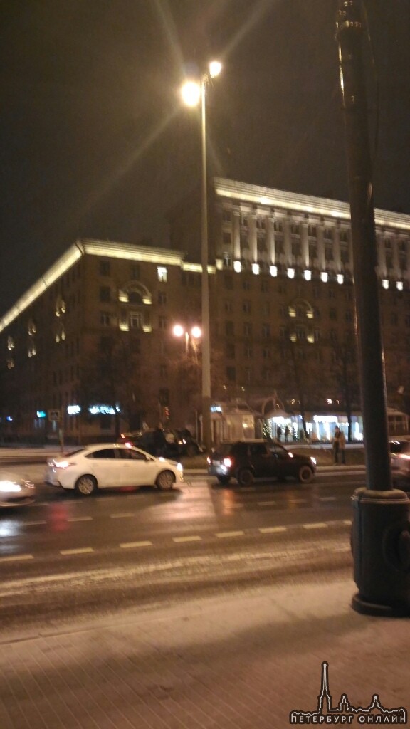 Авто каршеринга подрезал темный автомобиль , его выбросило в столб. На Московском проспекте Вроде ж...