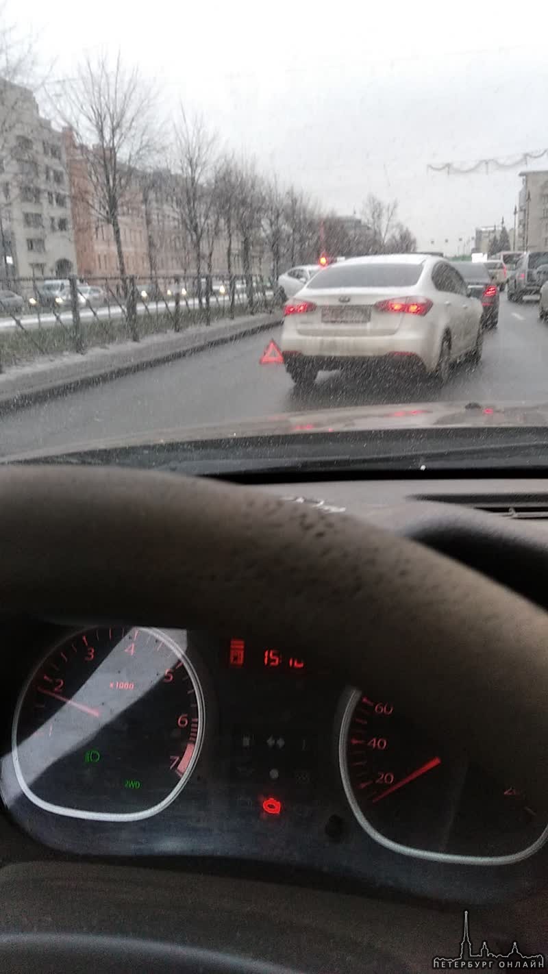 Напротив администрации Московского района на Московском проспекте 129 иномарка вылетела на ограждени...