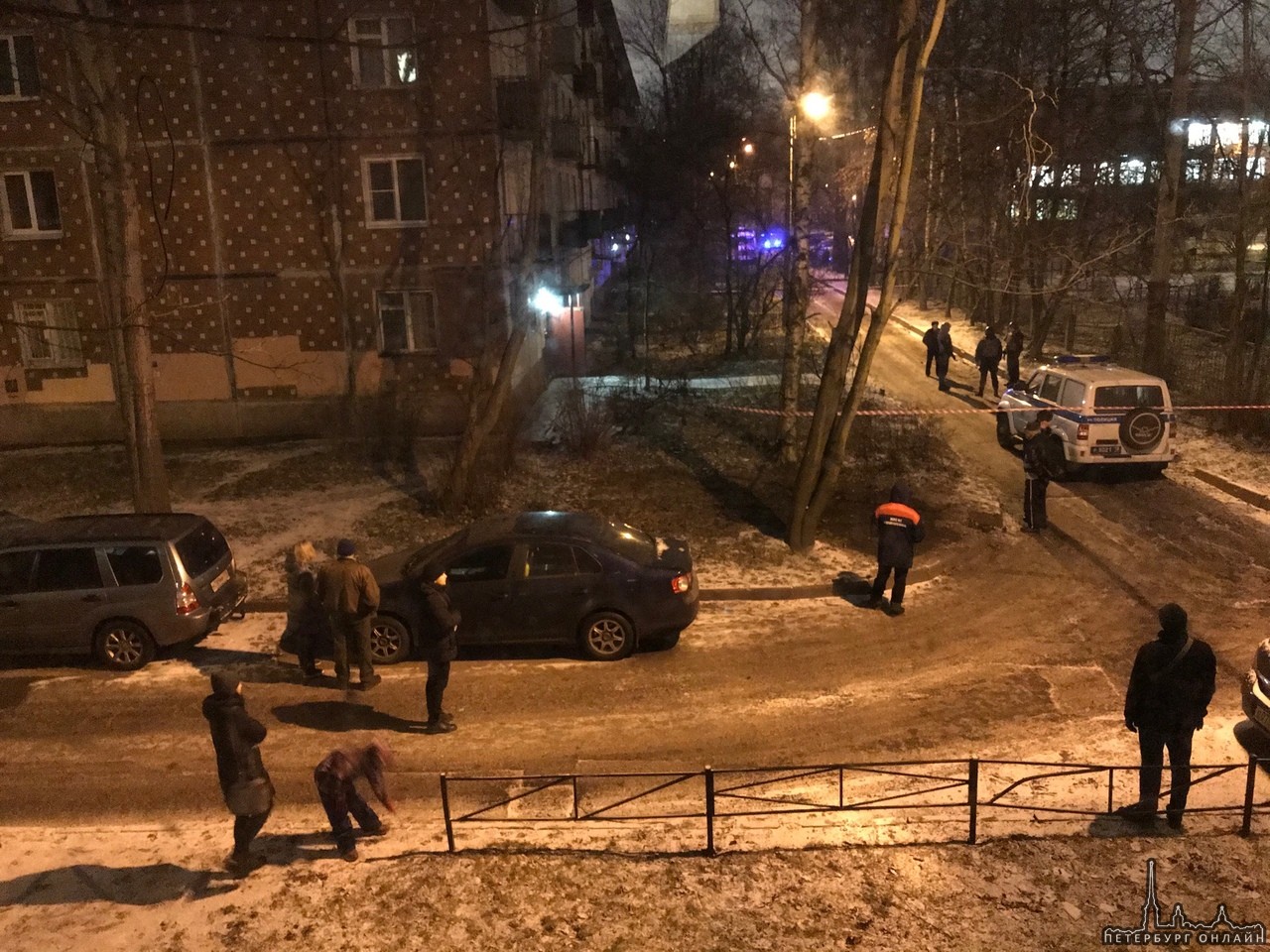 Закрыт проезд во дворах у дома 38/7 по улице Карпинского. Всё оцепили, говорят угроза взрыва.