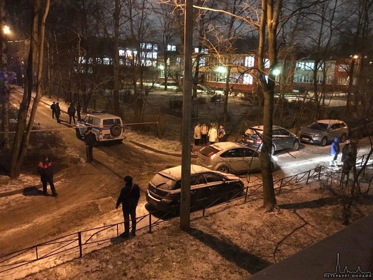Закрыт проезд во дворах у дома 38/7 по улице Карпинского. Всё оцепили, говорят угроза взрыва.