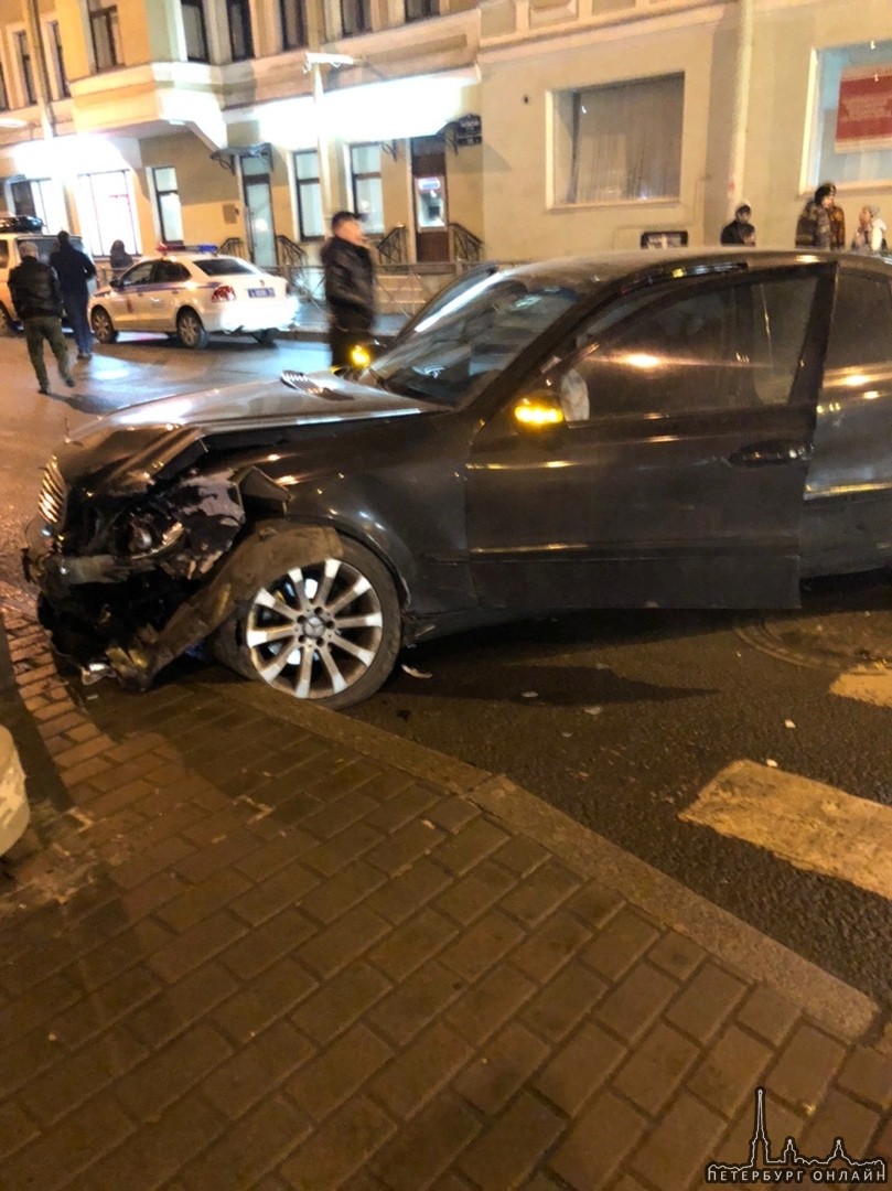 Авария с участием автомобиля полиции и Мерседеса на Лиговском 199, где пересечение с Курской.
