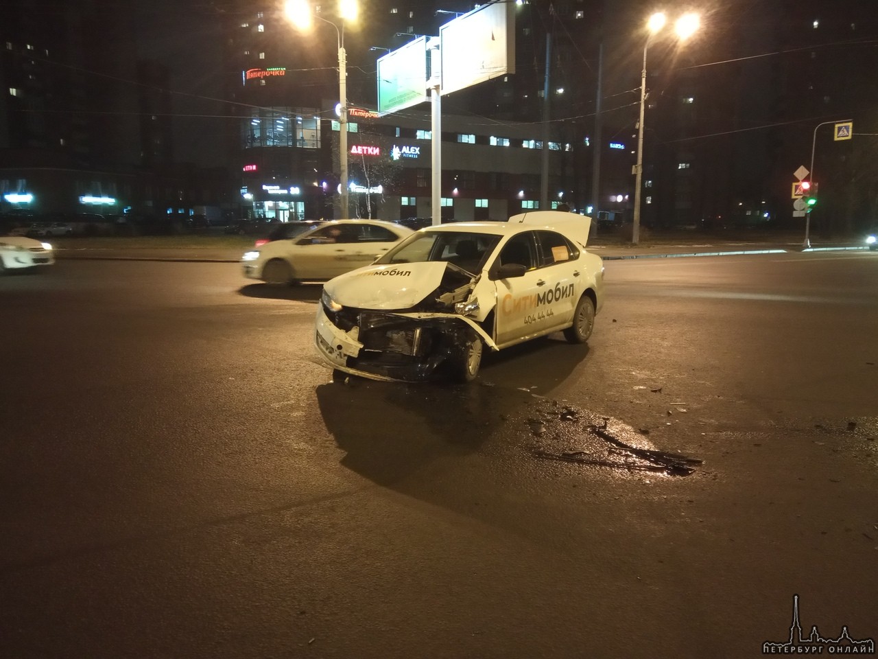 На пересечении Маршала Жукова и Ветеранов в результате столкновения автомобиля такси и Форда, второй...
